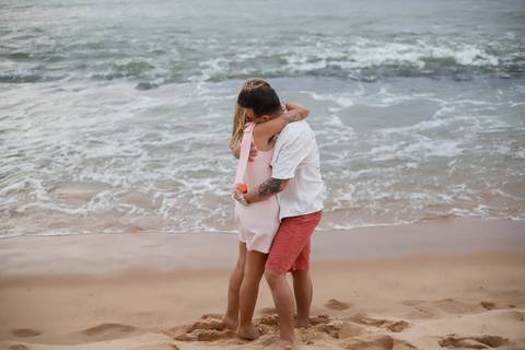 O olhar de Gabriella revelava surpresa e felicidade no instante em que descobriu a missão secreta preparada por Pedro na Praia do Forte. WaldyrLantyer | FotoDePraiaDoForteBA | WeddingDay | ResortIberostar'