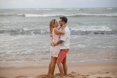 O olhar de Gabriella revelava surpresa e felicidade no instante em que descobriu a missão secreta preparada por Pedro na Praia do Forte. WaldyrLantyer | FotoDePraiaDoForteBA | WeddingDay | ResortIberostar'