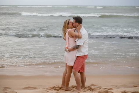 O olhar de Gabriella revelava surpresa e felicidade no instante em que descobriu a missão secreta preparada por Pedro na Praia do Forte. WaldyrLantyer | FotoDePraiaDoForteBA | WeddingDay | ResortIberostar'