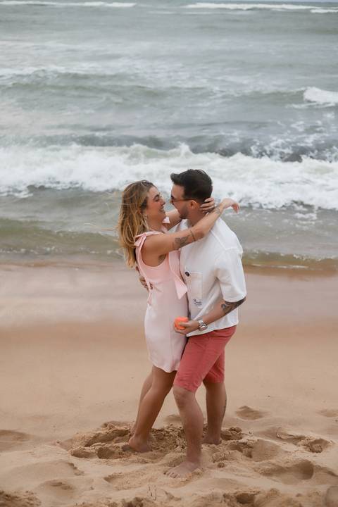 Cada fotografia preserva a emoção genuína de um pedido de casamento na Bahia, transformando um instante único em uma lembrança eterna. WaldyrLantyer | FotoDePraiaDoForteBA | WeddingDay | ResortIberostar'