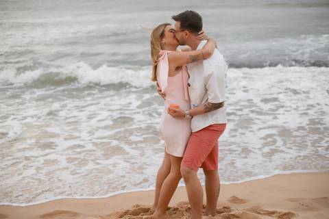 Cada fotografia preserva a emoção genuína de um pedido de casamento na Bahia, transformando um instante único em uma lembrança eterna. WaldyrLantyer | FotoDePraiaDoForteBA | WeddingDay | ResortIberostar'