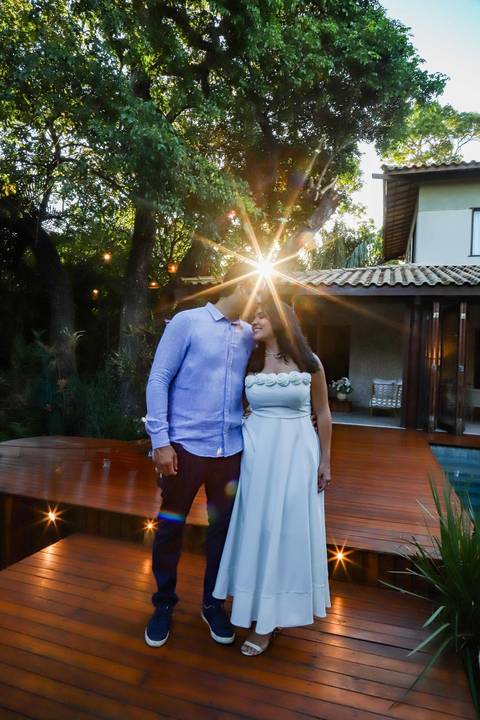 Fotógrafo em Praia do Forte Bahia: eternizando a sensibilidade de casamentos reais. Se você sonha em casar na praia com estilo, sofisticação e uma luz dourada única, clique aqui para se inspirar com este lindo mini wedding de luxo no litoral.'