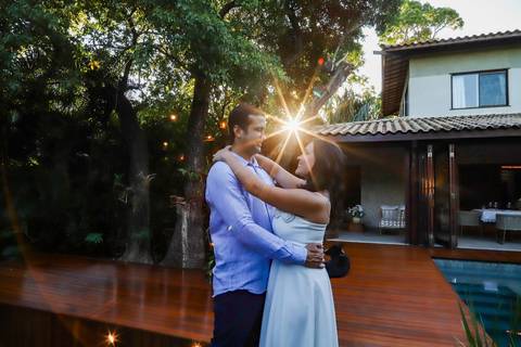 Fotógrafo em Praia do Forte Bahia: eternizando a sensibilidade de casamentos reais. Se você sonha em casar na praia com estilo, sofisticação e uma luz dourada única, clique aqui para se inspirar com este lindo mini wedding de luxo no litoral.Waldyr Lantye'