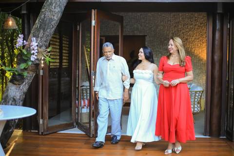 Fotógrafo em Praia do Forte Bahia: eternizando a sensibilidade de casamentos reais. Se você sonha em casar na praia com estilo, sofisticação e uma luz dourada única, clique aqui para se inspirar com este lindo mini wedding de luxo no litoral.Waldyr Lantye'