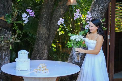 Fotógrafo em Praia do Forte Bahia: eternizando a sensibilidade de casamentos reais. Se você sonha em casar na praia com estilo, sofisticação e uma luz dourada única, clique aqui para se inspirar com este lindo mini wedding de luxo no litoral.'