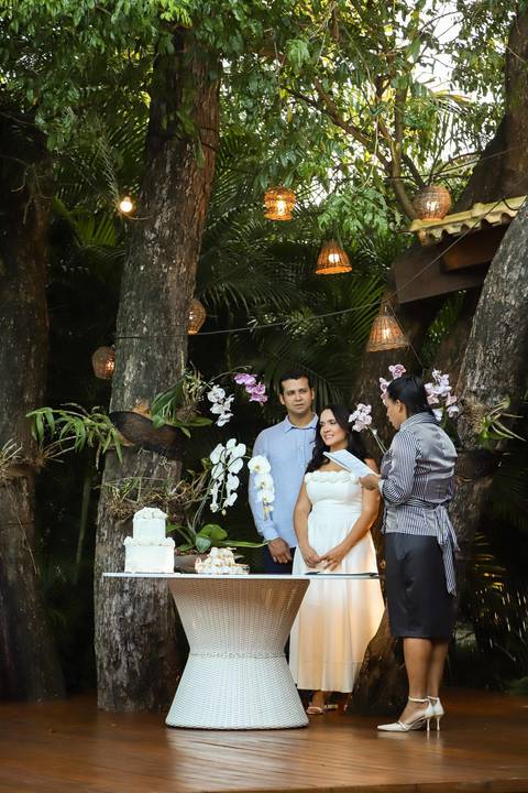 Dizer sim na Bahia é abraçar a poesia da natureza. Especializado em fotografia de casamento de luxo, capturo a essência de cada detalhe do seu grande dia na Praia do Forte. Venha descobrir a leveza e o requinte de um destination wedding.Waldyr Lantyer'