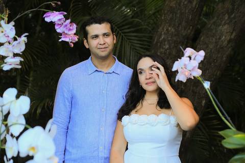 Procurando fotógrafo em Praia do Forte? Conheça nosso trabalho focado em casamentos exclusivos à beira-mar. Registramos a entrega emocional e o bom gosto de mini weddings sofisticados na Bahia. Agende sua data e eternize seu amor na praia.'