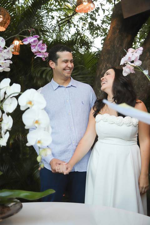 Para as noivas que sonham em casar na praia: a fotografia de casamento na Bahia que você busca para o seu grande dia. Uma cobertura completa cheia de afeto, conexão e sofisticação em Praia do Forte. Inspire-se com nossa galeria premium. Waldyr Lantyer'