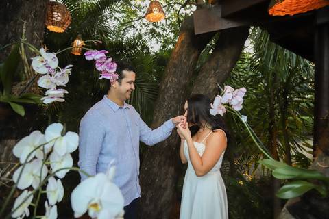 Para as noivas que sonham em casar na praia: a fotografia de casamento na Bahia que você busca para o seu grande dia. Uma cobertura completa cheia de afeto, conexão e sofisticação em Praia do Forte. Inspire-se com nossa galeria premium. Waldyr Lantyer'