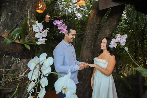 Para as noivas que sonham em casar na praia: a fotografia de casamento na Bahia que você busca para o seu grande dia. Uma cobertura completa cheia de afeto, conexão e sofisticação em Praia do Forte. Inspire-se com nossa galeria premium. Waldyr Lantyer'