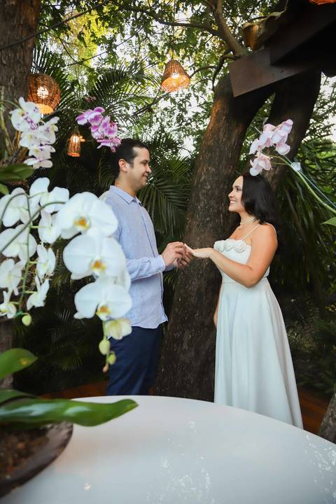 Para as noivas que sonham em casar na praia: a fotografia de casamento na Bahia que você busca para o seu grande dia. Uma cobertura completa cheia de afeto, conexão e sofisticação em Praia do Forte. Inspire-se com nossa galeria premium. Waldyr Lantyer'