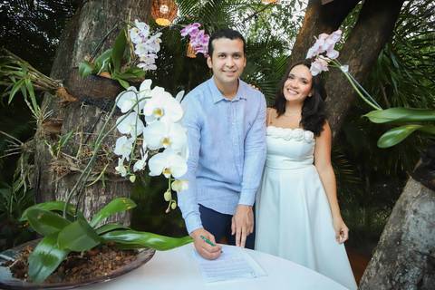Para as noivas que sonham em casar na praia: a fotografia de casamento na Bahia que você busca para o seu grande dia. Uma cobertura completa cheia de afeto, conexão e sofisticação em Praia do Forte. Inspire-se com nossa galeria premium. Waldyr Lantyer'