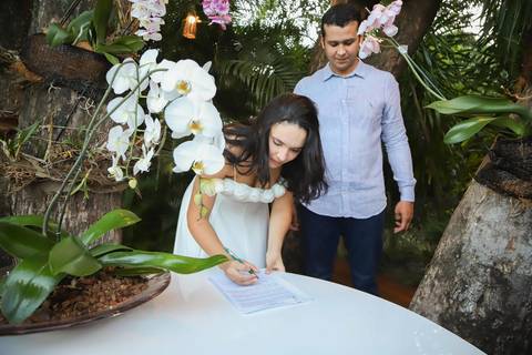 A beleza de um casamento civil intimista e luxuoso no quintal de casa na Bahia. Cada brinde e cada olhar sob a luz do pôr do sol de Praia do Forte são transformados em memórias eternas. Um portfólio exclusivo para noivas exigentes. Waldyr Lantyer'