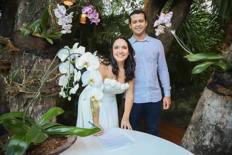 A beleza de um casamento civil intimista e luxuoso no quintal de casa na Bahia. Cada brinde e cada olhar sob a luz do pôr do sol de Praia do Forte são transformados em memórias eternas. Um portfólio exclusivo para noivas exigentes. Waldyr Lantyer'