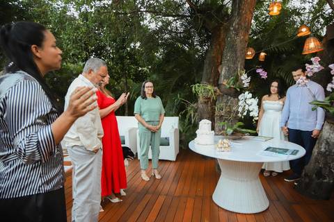 A beleza de um casamento civil intimista e luxuoso no quintal de casa na Bahia. Cada brinde e cada olhar sob a luz do pôr do sol de Praia do Forte são transformados em memórias eternas. Um portfólio exclusivo para noivas exigentes. Waldyr Lantyer'