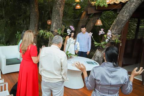 A beleza de um casamento civil intimista e luxuoso no quintal de casa na Bahia. Cada brinde e cada olhar sob a luz do pôr do sol de Praia do Forte são transformados em memórias eternas. Um portfólio exclusivo para noivas exigentes. Waldyr Lantyer'