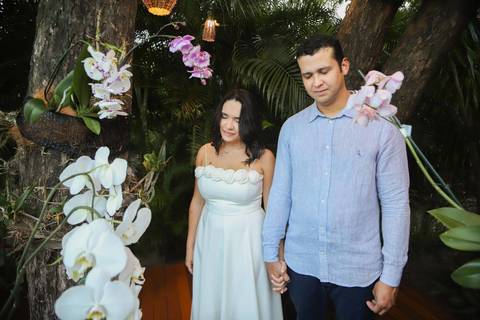 A beleza de um casamento civil intimista e luxuoso no quintal de casa na Bahia. Cada brinde e cada olhar sob a luz do pôr do sol de Praia do Forte são transformados em memórias eternas. Um portfólio exclusivo para noivas exigentes. Waldyr Lantyer'