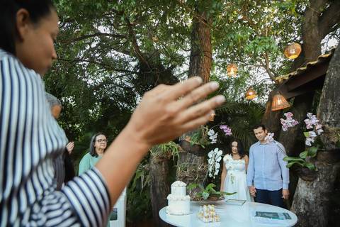 A beleza de um casamento civil intimista e luxuoso no quintal de casa na Bahia. Cada brinde e cada olhar sob a luz do pôr do sol de Praia do Forte são transformados em memórias eternas. Um portfólio exclusivo para noivas exigentes. Waldyr Lantyer'