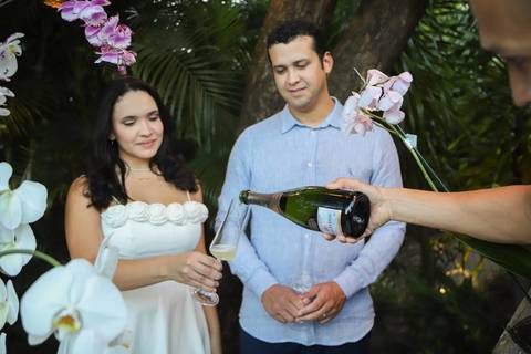 A beleza de um casamento civil intimista e luxuoso no quintal de casa na Bahia. Cada brinde e cada olhar sob a luz do pôr do sol de Praia do Forte são transformados em memórias eternas. Um portfólio exclusivo para noivas exigentes. Waldyr Lantyer'