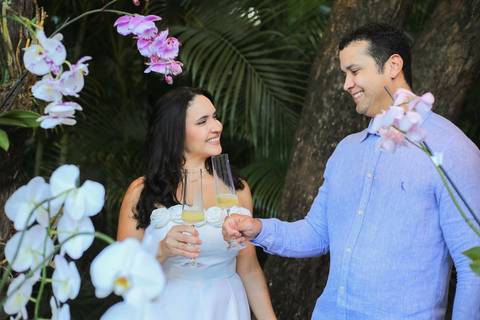 A beleza de um casamento civil intimista e luxuoso no quintal de casa na Bahia. Cada brinde e cada olhar sob a luz do pôr do sol de Praia do Forte são transformados em memórias eternas. Um portfólio exclusivo para noivas exigentes. Waldyr Lantyer'