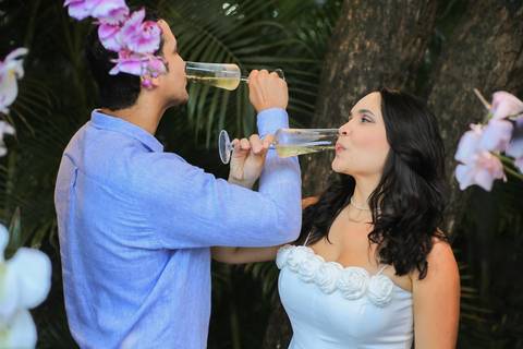A beleza de um casamento civil intimista e luxuoso no quintal de casa na Bahia. Cada brinde e cada olhar sob a luz do pôr do sol de Praia do Forte são transformados em memórias eternas. Um portfólio exclusivo para noivas exigentes. Waldyr Lantyer'