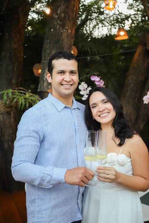 Casar na praia da Bahia é um sonho inesquecível. Como fotógrafo em Praia do Forte, traduzo o luxo do essencial em imagens que transbordam verdade e elegância. Veja as fotos desse destination wedding intimista e se encante com os detalhes. Waldyr Lantyer'