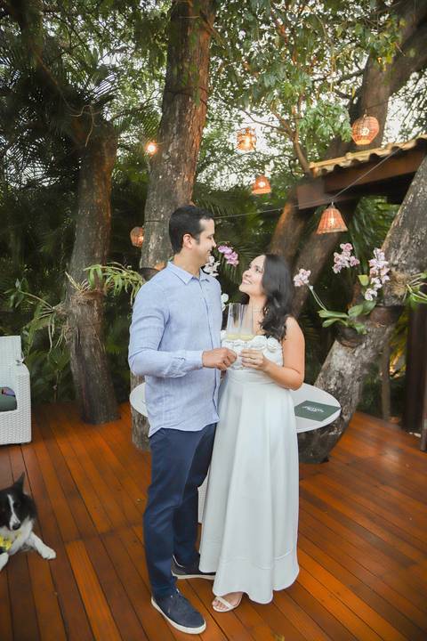 Casar na praia da Bahia é um sonho inesquecível. Como fotógrafo em Praia do Forte, traduzo o luxo do essencial em imagens que transbordam verdade e elegância. Veja as fotos desse destination wedding intimista e se encante com os detalhes. Waldyr Lantyer'