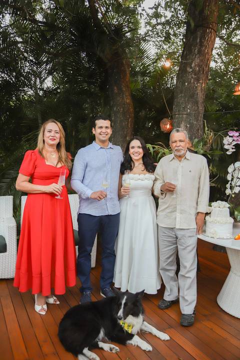 Casar na praia da Bahia é um sonho inesquecível. Como fotógrafo em Praia do Forte, traduzo o luxo do essencial em imagens que transbordam verdade e elegância. Veja as fotos desse destination wedding intimista e se encante com os detalhes. Waldyr Lantyer'