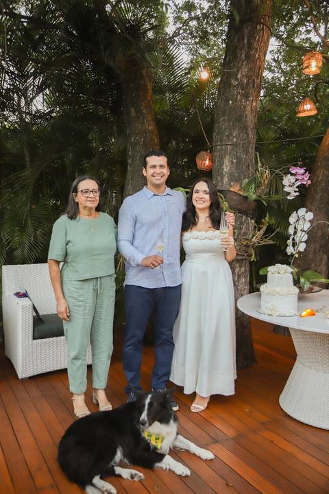 Casar na praia da Bahia é um sonho inesquecível. Como fotógrafo em Praia do Forte, traduzo o luxo do essencial em imagens que transbordam verdade e elegância. Veja as fotos desse destination wedding intimista e se encante com os detalhes. Waldyr Lantyer'