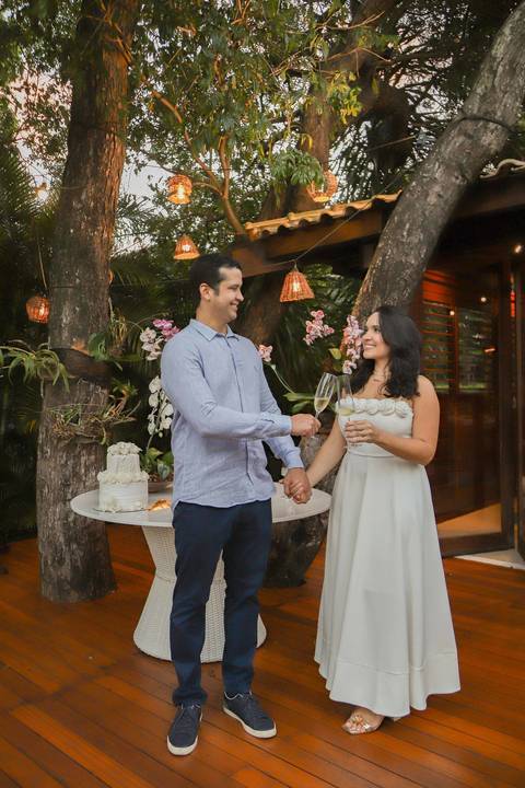 Casar na praia da Bahia é um sonho inesquecível. Como fotógrafo em Praia do Forte, traduzo o luxo do essencial em imagens que transbordam verdade e elegância. Veja as fotos desse destination wedding intimista e se encante com os detalhes. Waldyr Lantyer'