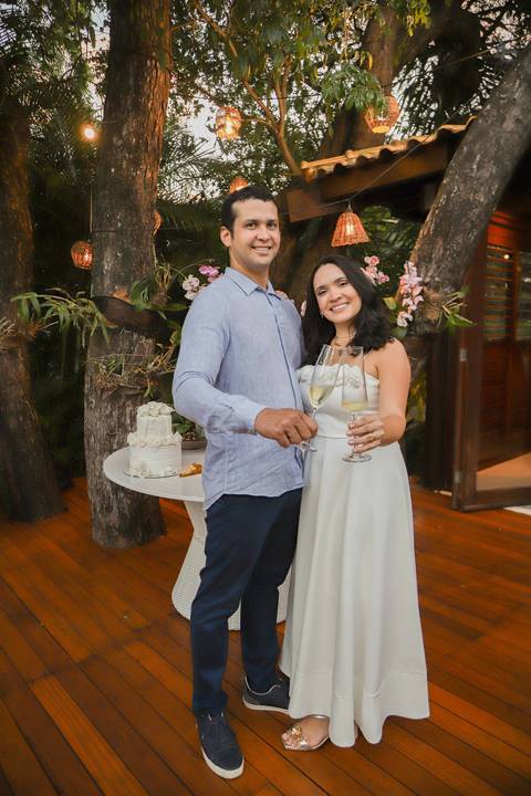 Casar na praia da Bahia é um sonho inesquecível. Como fotógrafo em Praia do Forte, traduzo o luxo do essencial em imagens que transbordam verdade e elegância. Veja as fotos desse destination wedding intimista e se encante com os detalhes. Waldyr Lantyer'