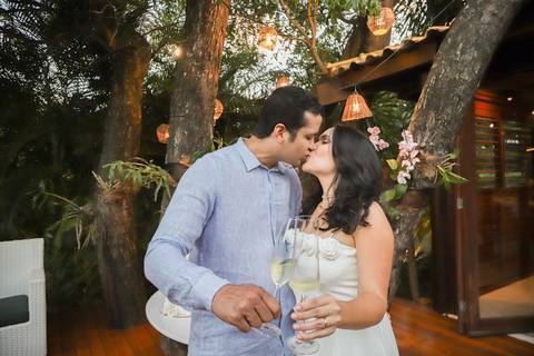 Casar na praia da Bahia é um sonho inesquecível. Como fotógrafo em Praia do Forte, traduzo o luxo do essencial em imagens que transbordam verdade e elegância. Veja as fotos desse destination wedding intimista e se encante com os detalhes. Waldyr Lantyer'