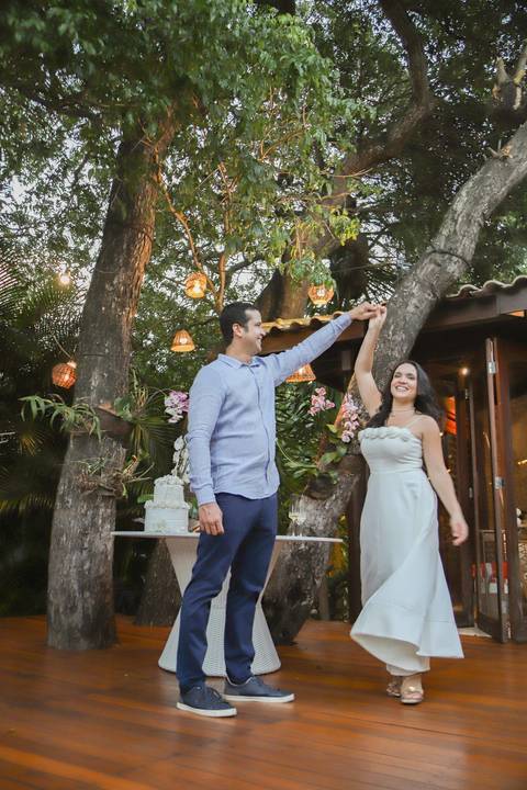 Casar na praia da Bahia é um sonho inesquecível. Como fotógrafo em Praia do Forte, traduzo o luxo do essencial em imagens que transbordam verdade e elegância. Veja as fotos desse destination wedding intimista e se encante com os detalhes. Waldyr Lantyer'