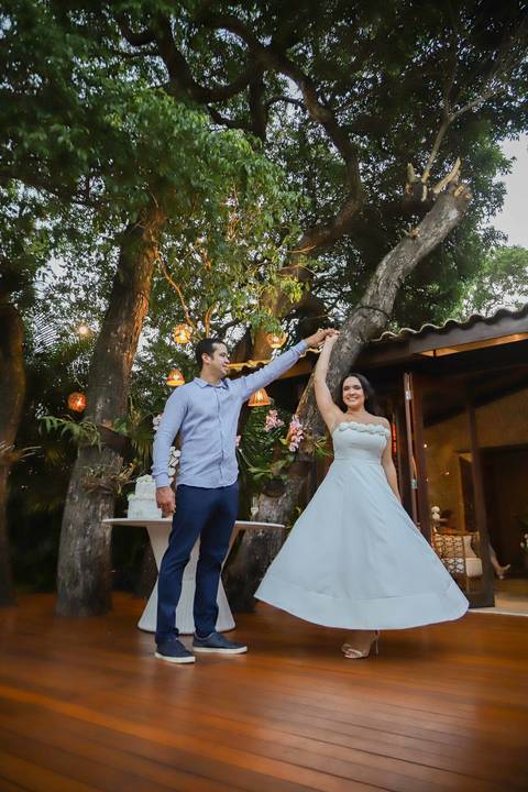 Casar na praia da Bahia é um sonho inesquecível. Como fotógrafo em Praia do Forte, traduzo o luxo do essencial em imagens que transbordam verdade e elegância. Veja as fotos desse destination wedding intimista e se encante com os detalhes. Waldyr Lantyer'