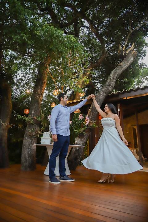 Casar na praia da Bahia é um sonho inesquecível. Como fotógrafo em Praia do Forte, traduzo o luxo do essencial em imagens que transbordam verdade e elegância. Veja as fotos desse destination wedding intimista e se encante com os detalhes. Waldyr Lantyer'