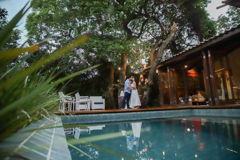 Casar na praia da Bahia é um sonho inesquecível. Como fotógrafo em Praia do Forte, traduzo o luxo do essencial em imagens que transbordam verdade e elegância. Veja as fotos desse destination wedding intimista e se encante com os detalhes. Waldyr Lantyer'