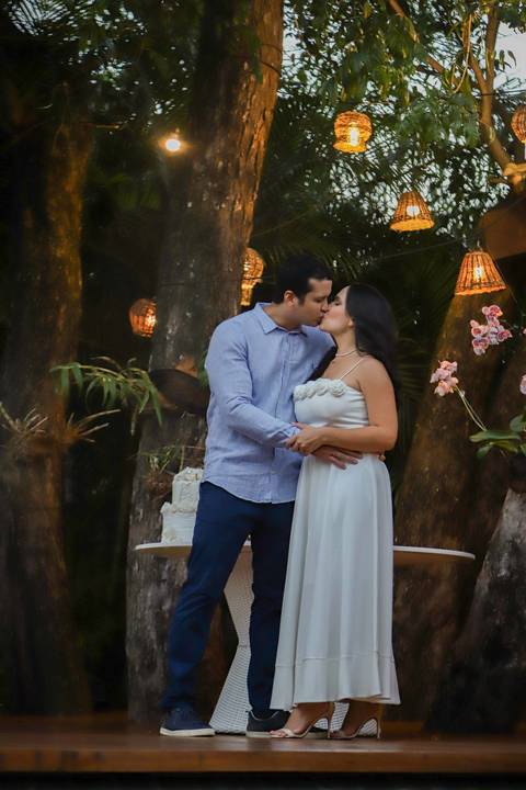 Fotografia de casamento de luxo na Bahia: a união perfeita entre o aconchego do lar e o cenário paradisíaco de Praia do Forte. Se você deseja casar na praia com sofisticação absoluta, explore este álbum e sinta a energia desse grande dia.Waldyr Lantyer'