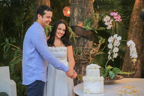 Fotografia de casamento de luxo na Bahia: a união perfeita entre o aconchego do lar e o cenário paradisíaco de Praia do Forte. Se você deseja casar na praia com sofisticação absoluta, explore este álbum e sinta a energia desse grande dia.Waldyr Lantyer'