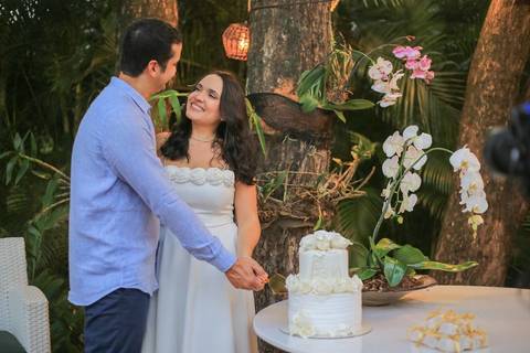 Fotografia de casamento de luxo na Bahia: a união perfeita entre o aconchego do lar e o cenário paradisíaco de Praia do Forte. Se você deseja casar na praia com sofisticação absoluta, explore este álbum e sinta a energia desse grande dia.Waldyr Lantyer'