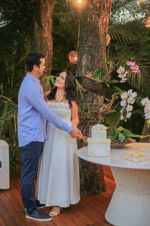 Fotografia de casamento de luxo na Bahia: a união perfeita entre o aconchego do lar e o cenário paradisíaco de Praia do Forte. Se você deseja casar na praia com sofisticação absoluta, explore este álbum e sinta a energia desse grande dia.Waldyr Lantyer'