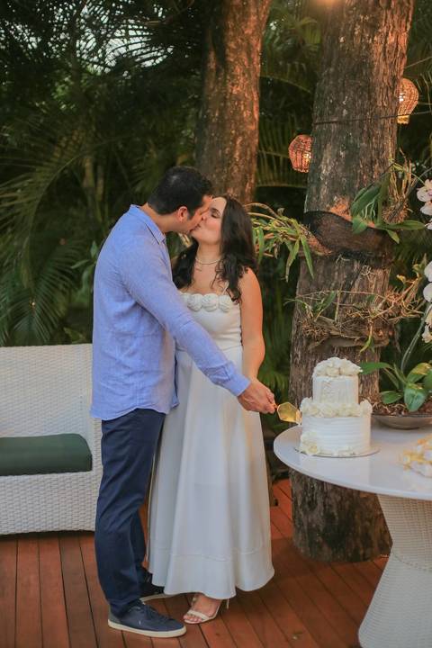 Fotografia de casamento de luxo na Bahia: a união perfeita entre o aconchego do lar e o cenário paradisíaco de Praia do Forte. Se você deseja casar na praia com sofisticação absoluta, explore este álbum e sinta a energia desse grande dia.Waldyr Lantyer'