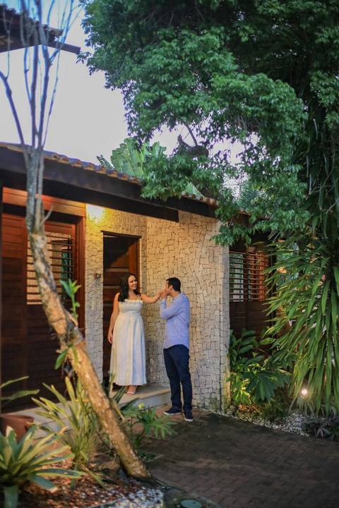 Fotografia de casamento de luxo na Bahia: a união perfeita entre o aconchego do lar e o cenário paradisíaco de Praia do Forte. Se você deseja casar na praia com sofisticação absoluta, explore este álbum e sinta a energia desse grande dia.Waldyr Lantyer'