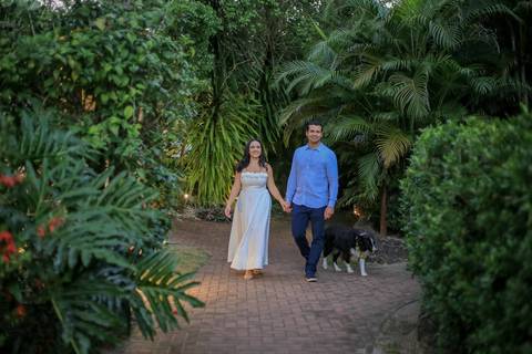 Fotografia de casamento de luxo na Bahia: a união perfeita entre o aconchego do lar e o cenário paradisíaco de Praia do Forte. Se você deseja casar na praia com sofisticação absoluta, explore este álbum e sinta a energia desse grande dia.Waldyr Lantyer'