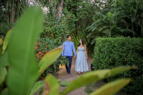 Fotografia de casamento de luxo na Bahia: a união perfeita entre o aconchego do lar e o cenário paradisíaco de Praia do Forte. Se você deseja casar na praia com sofisticação absoluta, explore este álbum e sinta a energia desse grande dia.Waldyr Lantyer'