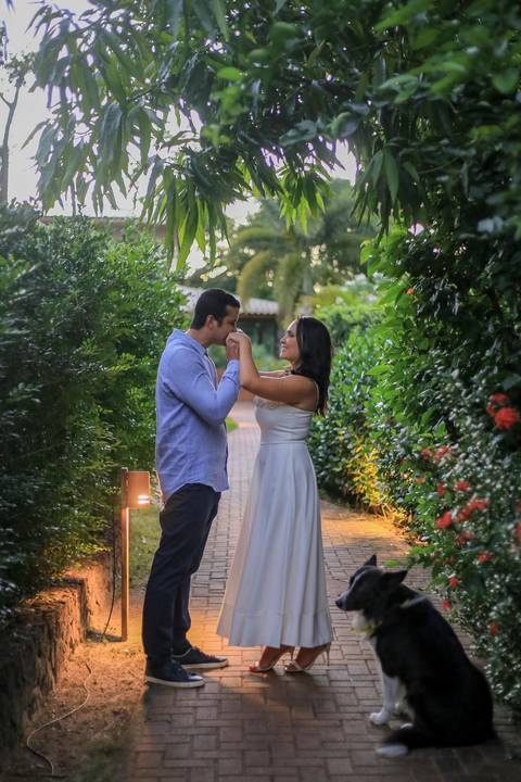 Fotografia de casamento de luxo na Bahia: a união perfeita entre o aconchego do lar e o cenário paradisíaco de Praia do Forte. Se você deseja casar na praia com sofisticação absoluta, explore este álbum e sinta a energia desse grande dia.Waldyr Lantyer'