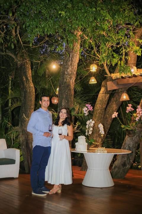 Mini wedding de luxo em Praia do Forte Bahia. Detalhes minuciosos, conexão verdadeira e retratos deslumbrantes sob o pôr do sol. Se você planeja casar na praia e valoriza uma fotografia artística e elegante, este é o lugar perfeito. Foto de Praia do Forte'