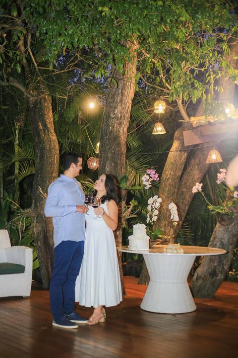 Mini wedding de luxo em Praia do Forte Bahia. Detalhes minuciosos, conexão verdadeira e retratos deslumbrantes sob o pôr do sol. Se você planeja casar na praia e valoriza uma fotografia artística e elegante, este é o lugar perfeito. Foto de Praia do Forte'