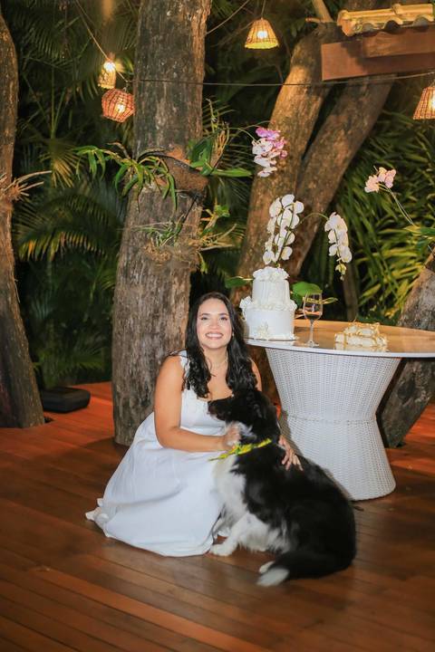 Mini wedding de luxo em Praia do Forte Bahia. Detalhes minuciosos, conexão verdadeira e retratos deslumbrantes sob o pôr do sol. Se você planeja casar na praia e valoriza uma fotografia artística e elegante, este é o lugar perfeito. Foto de Praia do Forte'