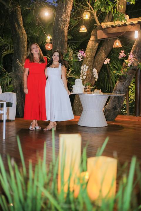 Mini wedding de luxo em Praia do Forte Bahia. Detalhes minuciosos, conexão verdadeira e retratos deslumbrantes sob o pôr do sol. Se você planeja casar na praia e valoriza uma fotografia artística e elegante, este é o lugar perfeito. Foto de Praia do Forte'
