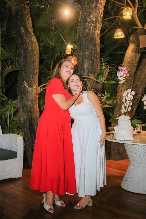 Mini wedding de luxo em Praia do Forte Bahia. Detalhes minuciosos, conexão verdadeira e retratos deslumbrantes sob o pôr do sol. Se você planeja casar na praia e valoriza uma fotografia artística e elegante, este é o lugar perfeito. Foto de Praia do Forte'